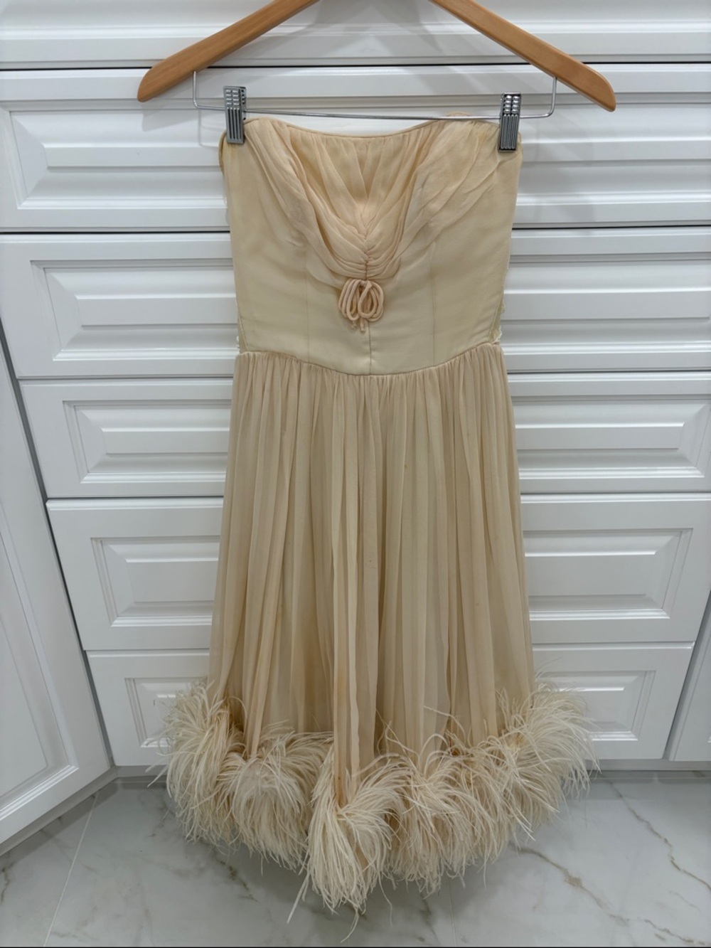 Marilyn Monroe style dress. 1940s to 1950s. Cream Feather-Hem.